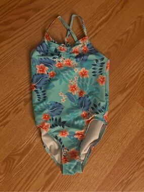 Girls 1 Piece bathing suite 

Excellent condition 

Size - 5/6